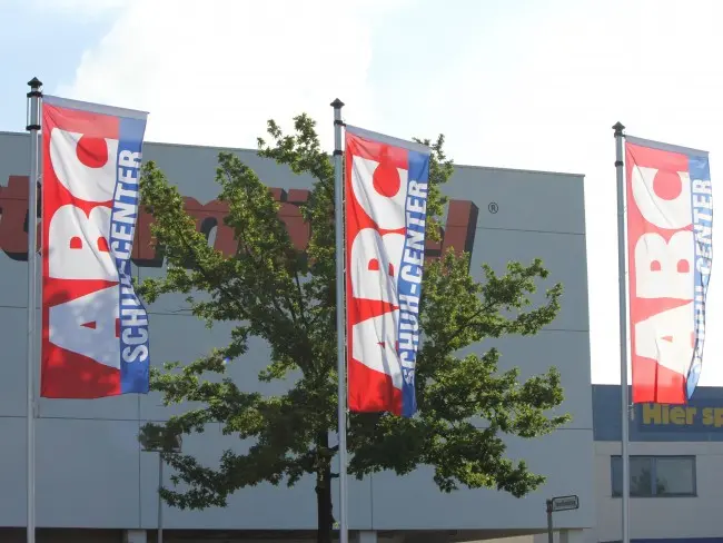 medium_Fahnen_und_masten_Lichtwerbung_Rosenkranz_ABC_Schuhcenter.webp