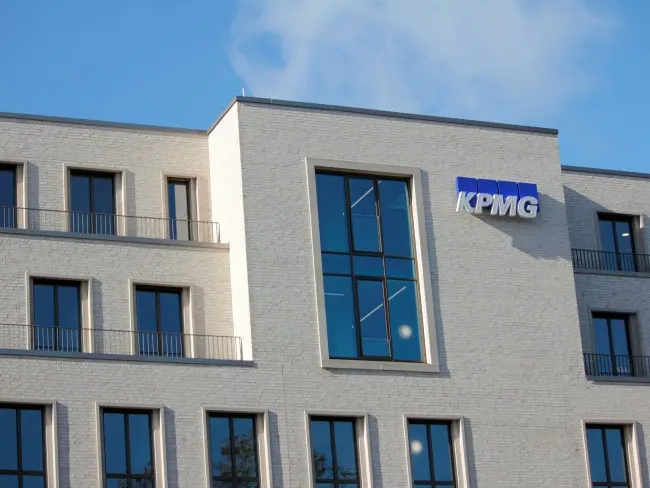 medium_Profilbuchstaben_Lichtwerbung_Rosenkranz_KPMG-min.webp