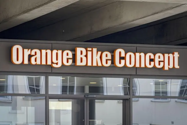 medium_Profilbuchstaben_Lichtwerbung_Rosenkranz_Orange_Bike_Concept.webp