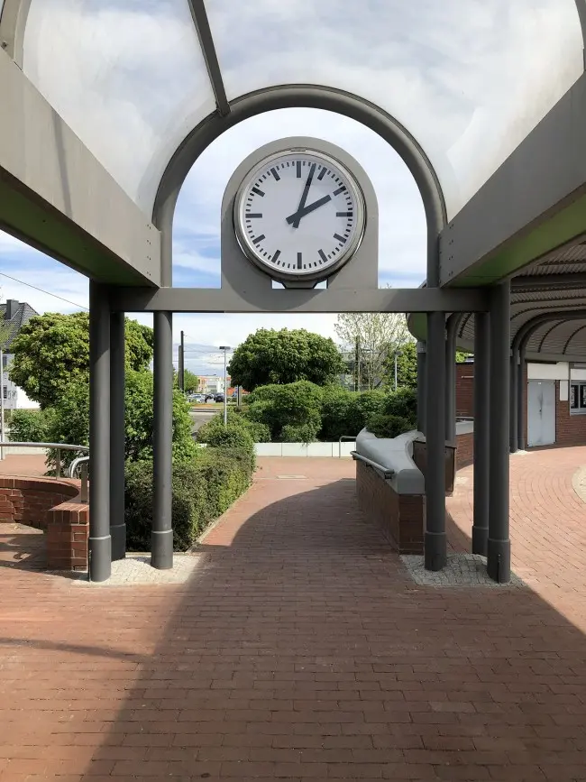 medium_Bahnsteig_Uhr_2-min.webp