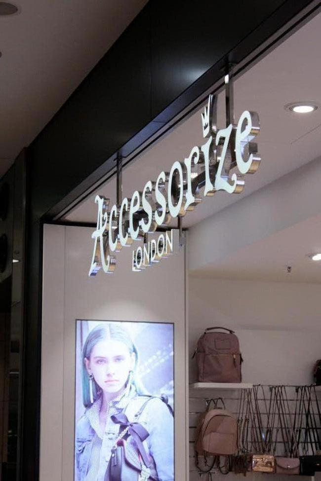 medium_Vollacrylbuchstaben_Frontleuchter_Lichtwerbung_Rosenkranz_Accessorize_London_2.webp